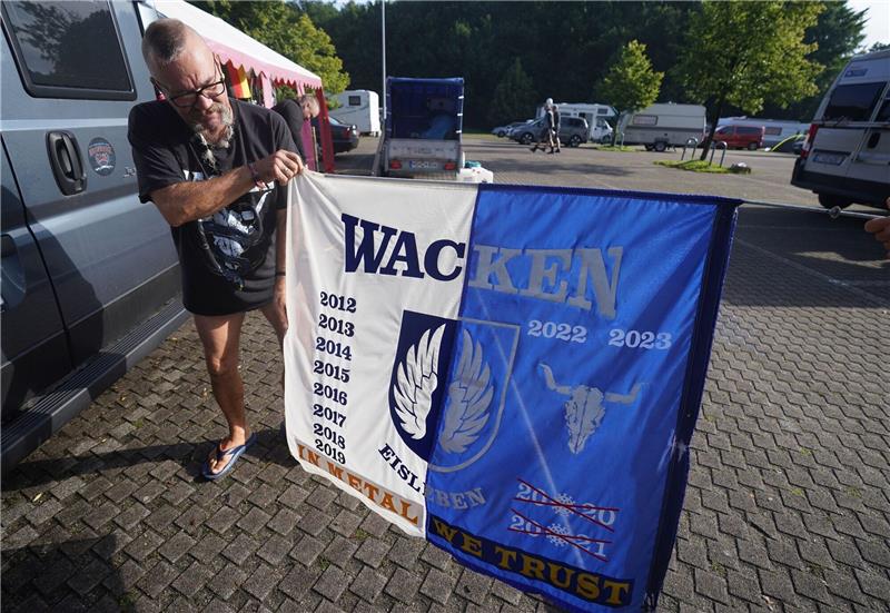 „Lasst uns rein”: Bundeswehr hilft in Wacken – Programm gekürzt Ein Wacken-Fan, gestrandet in Hamburg am Volksparkstadion.