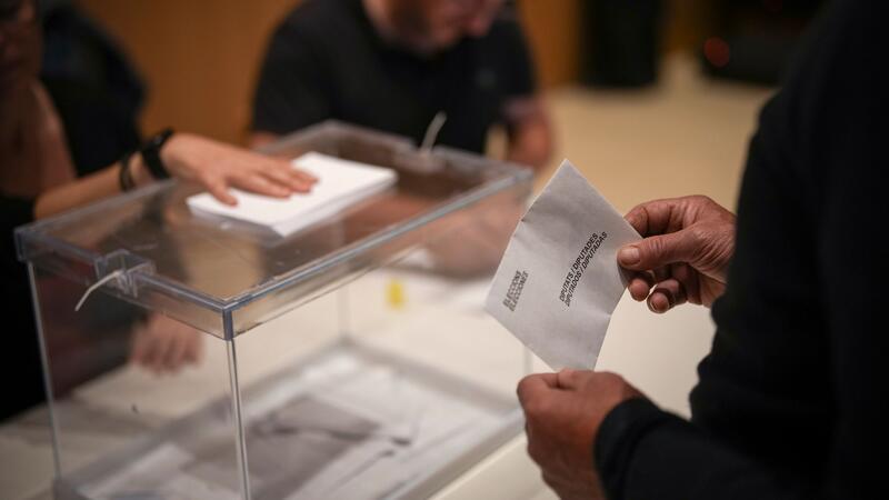 Katalonien-Wahl beginnt: Puigdemont gilt als ein Favorit Ein Wähler gibt in einem Wahllokal in La Roca del Vallès seine Stimme ab.