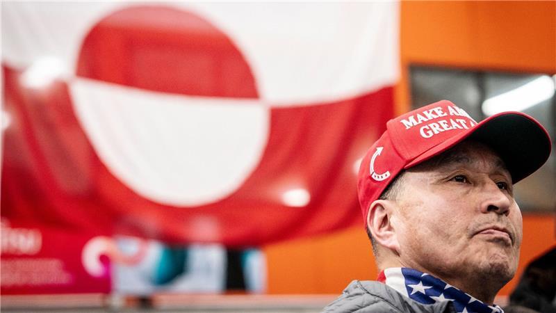 Regierungswechsel auf Trumps Wunschinsel Ein Wähler mit einer „Maga“-Cap bei der Stimmabgabe.