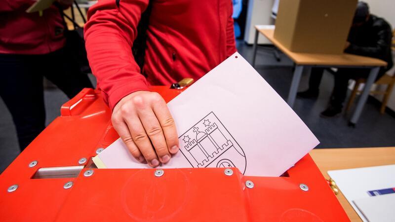 Nockemann: AfD mit „bärenstarkem Ergebnis“ Ein Wähler steckt in einem Wahllokal seine Stimmzettel zur Europawahl und zur Bezirksversammlungswahl in die Wahlurne.