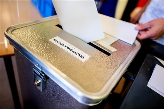 Ein Wähler wirft in einem Wahllokal seinen Stimmzettel für die Bundestagswahl in eine Wahlurne. Foto: Hauke-Christian Dittrich/dpa