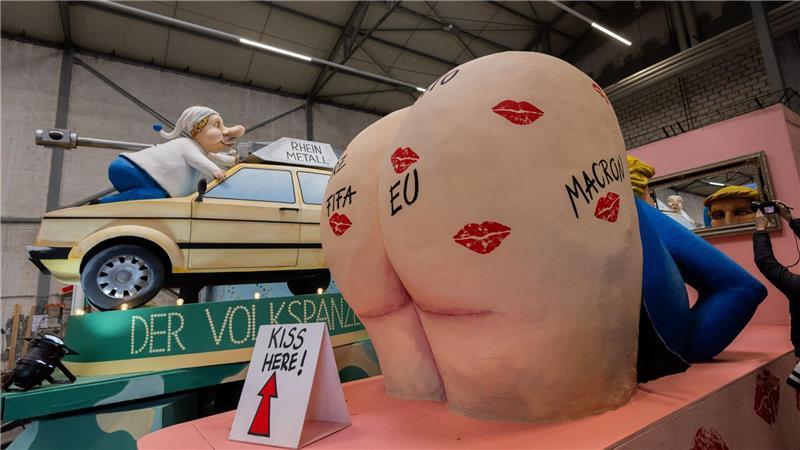 Ein Wagen des Kölner Rosenmontagszugs zeigt US-Präsident Donald Trump mit entblößtem Hinterteil, darauf sind Kussmünder unter anderem von der Nato und der Fifa zu sehen.