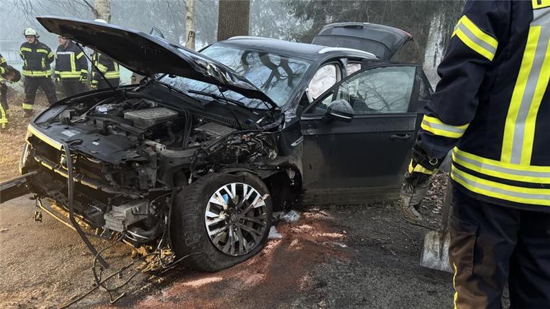 Mit 2 Promille am Steuer: Kutenholzer kracht mit SUV gegen Baum Ein Wagen ist am Samstagmorgen von der Straße abgekommen und der Samtgemeinde Fredenbeck gegen einen Baum geknallt.