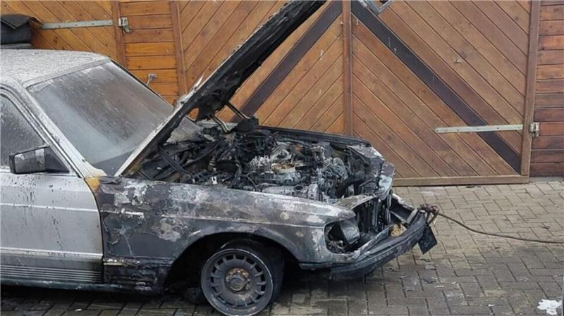 Ein Wagen ist im Stader Nachbarkreis ausgebrannt, auch die Garage war in Gefahr.