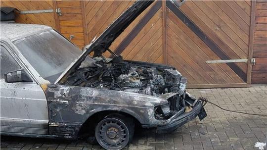 Ein Wagen ist im Stader Nachbarkreis ausgebrannt, auch die Garage war in Gefahr.