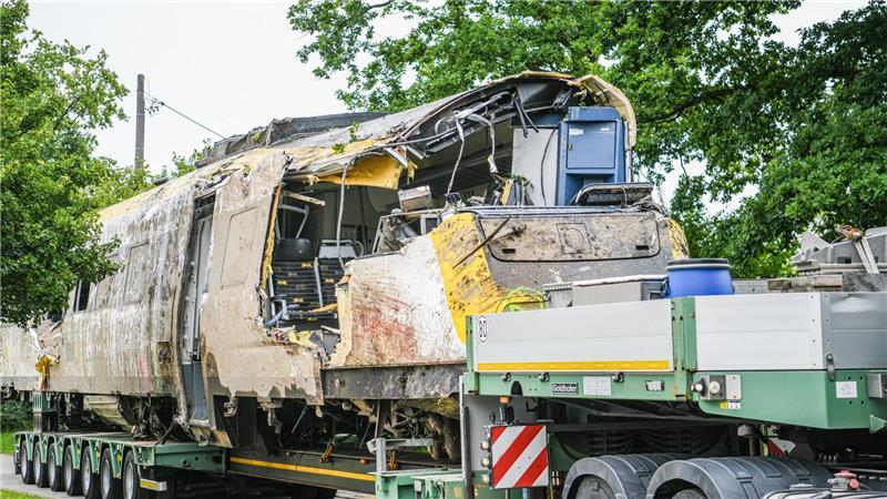 Zug-Bergung dauert länger - Kinder unter Verletzten Ein Waggon ist zum Abtransport auf einen Tieflader verladen worden.