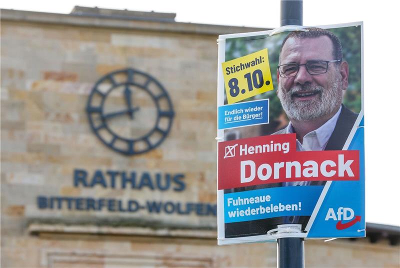 AfD spekuliert auf OB-Chefsessel - Stichwahl am Sonntag Ein Wahlplakat des AfD-Kandidaten Dornack hängt vor dem Rathaus.