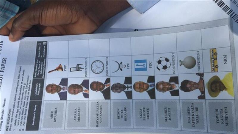 Ein Wahlzettel bei der Wahl 2016 in Uganda.