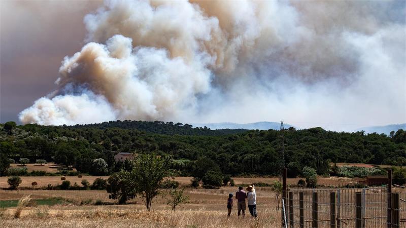 45.000 Spanier sollen wegen Waldbrand zu Hause bleiben Ein Waldbrand im Nordosten Spaniens hat bisher fast 1.300 Hektar zerstört.