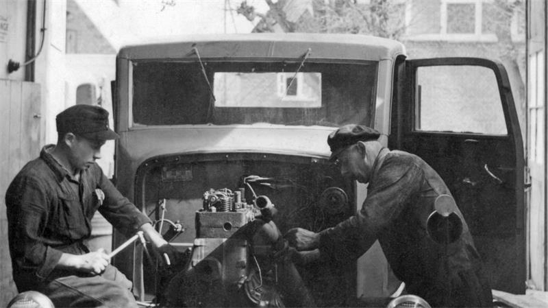 100 Jahre Esso-Tankstelle in Steinkirchen - „Wir leben Tankstelle“ Ein Wanderer-Automobil wird repariert.