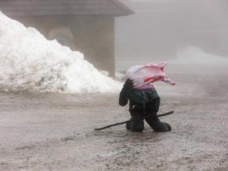 Ein Wanderer kämpft auf dem Brocken gegen starke Windböen. Foto: Matthias Bein/dpa-Zentralbild/dpa