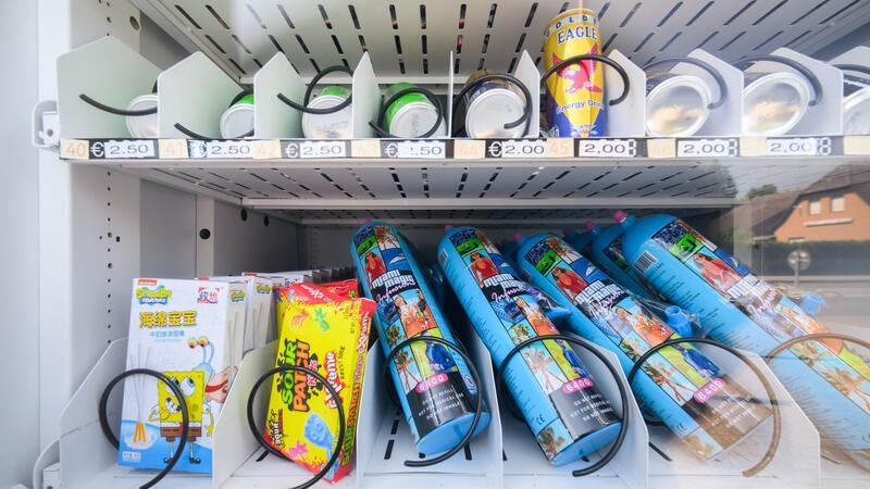 Landkreis verbietet Verkauf von Lachgas an Minderjährige Ein Warenautomat, unter anderem mit Lachgasflaschen bestückt, steht vor einem Ladengeschäft.