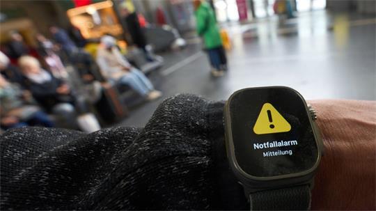 Ein Warnhinweis wird am Warntag auf einer Smartwatch angezeigt (Symbolbild).