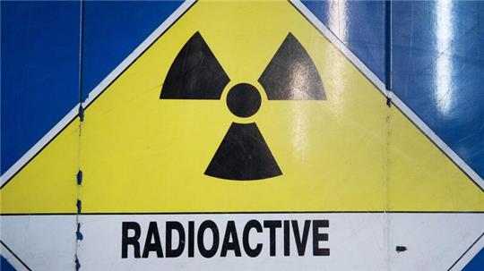 Ein Warnschild „Radioactive“. Neuartige Atomreaktoren brauchen laut Wissenschaftlern noch Jahrzehnte bis zur Marktreife. (Symböolbild)