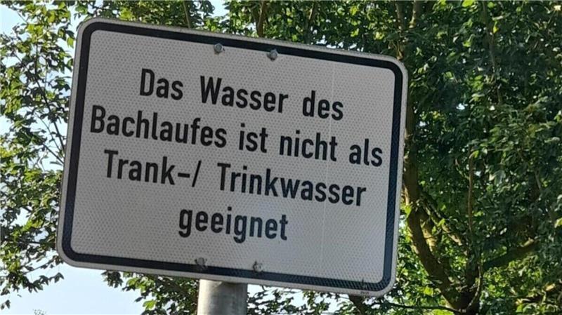 Ein Warnschild am Hundeauslaufplatz in Hemmoor gibt den Hinweis, dass das Wasser nicht als Trinkwasser geeignet ist.