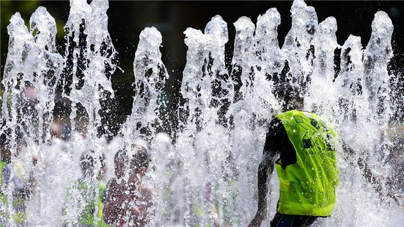 Ein Wasserbrunnen während der Hitzewelle in Belgien. (Archivbild)