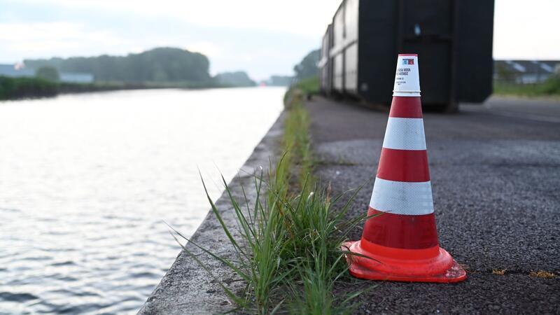 Ein Wasserfleck auf dem Pier markiert den Ort, an dem das Auto nach der Bergung aus dem Kanal abgestellt wurde.