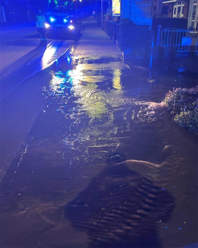 Nächtliche Schreie in Bliedersdorf rufen Einsatzkräfte auf den Plan Ein Wasserrohrbruch in Drochtersen beschäftigt Feuerwehr und Trinkwasserverband.