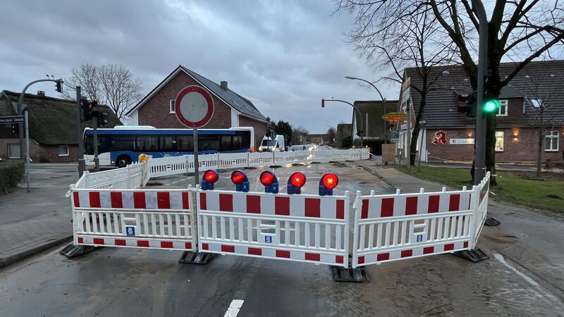 Ein Wasserrohrbruch legte die Pendlerstrecke zwischen Jork und Hamburg lahm.