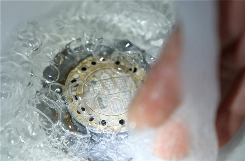 Ein Wasserstöpsel in Form eines Hamburger Gullideckels ist in einem Waschbecken zu sehen. Foto: Brandt/dpa