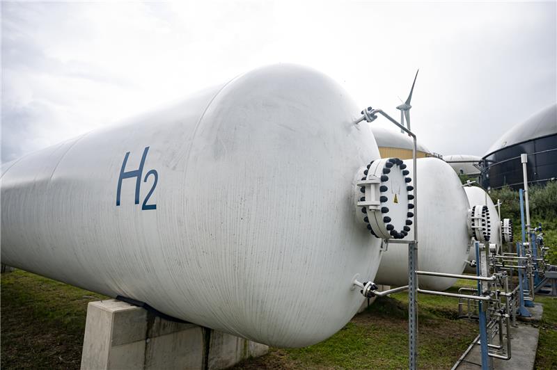 Grüner Wasserstoff soll das fossile Zeitalter beenden Ein Wasserstoff-Tank steht in einem Hybridkraftwerk. Kein anderes Element soll bei der Klimawende eine so große Rolle spielen wie Wasserstoff. Foto: Fabian Sommer/dpa