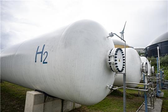 Ein Wasserstoff-Tank steht in einem Hybridkraftwerk. Kein anderes Element soll bei der Klimawende eine so große Rolle spielen wie Wasserstoff. Foto: Fabian Sommer/dpa