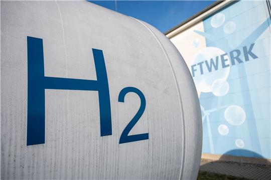 Ein Wasserstoffbehälter auf dem Gelände eines Energieunternehmens. Foto: dpa-Bildfunk