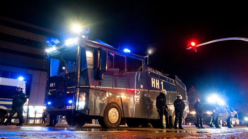 Ein Wasserwerfer der Polizei steht im Stadtteil Harburg bereit. In der Halloween-Nacht ist es in Hamburg zu Ausschreitungen gekommen.