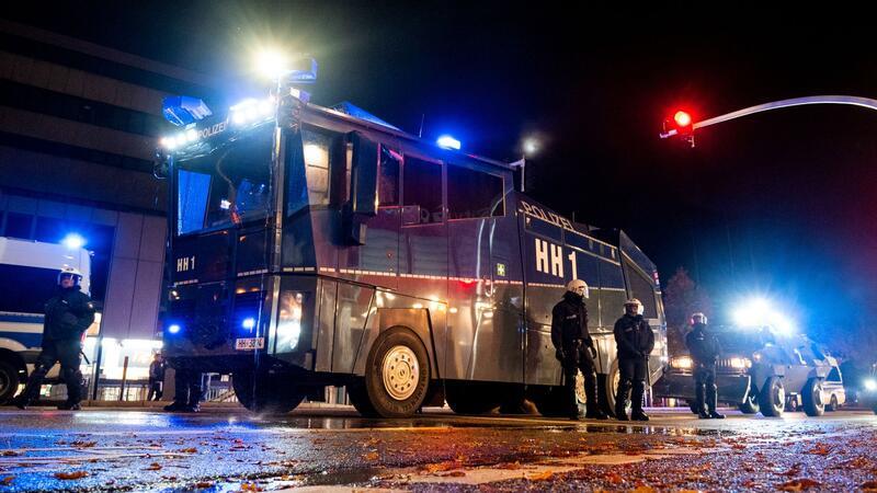 Halloween-Nacht teils mit Krawallen: Wasserwerfer in Hamburg Ein Wasserwerfer der Polizei steht im Stadtteil Harburg bereit. In der Halloween-Nacht ist es in Hamburg zu Ausschreitungen gekommen.