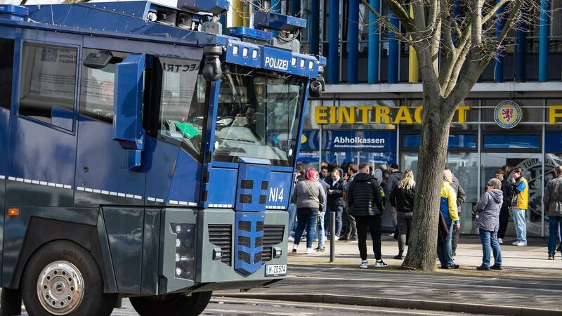 Ein Wasserwerfer der Polizei steht vor dem Eintracht-Stadion.