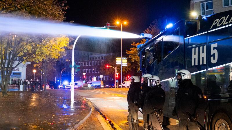 Ein Wasserwerfer wird im Stadtteil Harburg während Ausschreitungen eingesetzt.