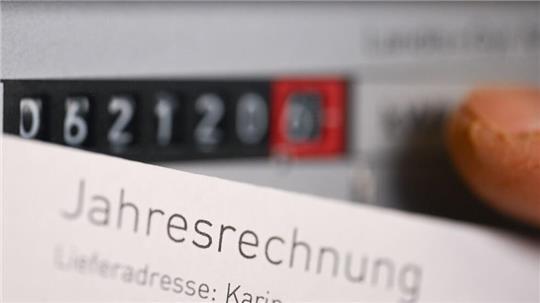 Ein Wechsel des Stromanbieters kann Geld sparen, sagen Verbraucherschützer. Ein paar Dinge sollten Haushalte allerdings beachten. (Archivbild)