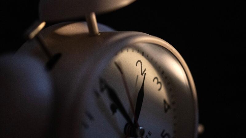 Ein Drittel aller Deutschen leidet unter der Zeitumstellung Ein Wecker zeigt zwei Uhr an.