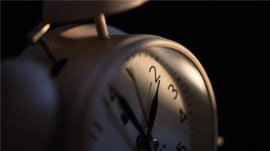 Ein Wecker zeigt zwei Uhr an.