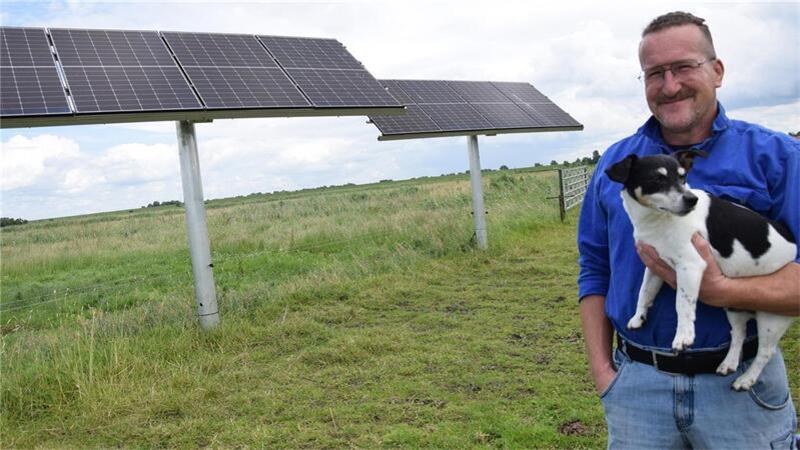 Grün und clever: Landwirt produziert mit Weidezäunen Solarstrom Der Stadlander Bernd Achgelis und sein Hund Ole stehen vor den beiden Solar-Musteranlagen, die es bislang gibt.