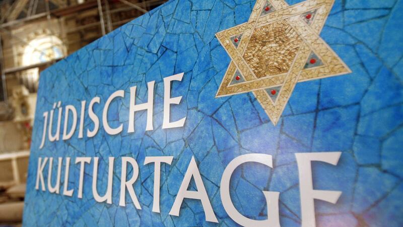 Stadtweites Festival zeigt Vielfalt jüdischen Kulturlebens Ein Werbeplakat wirbt für die Jüdischen Kulturtage.