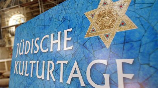Ein Werbeplakat wirbt für die Jüdischen Kulturtage.
