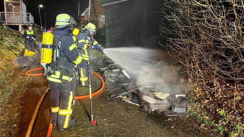 Großalarm in Dollern: Feuer durch abgebranntes Feuerwerk? Ein Werkstattgebäude in Dollern brannte am Neujahrsmorgen lichterloh.