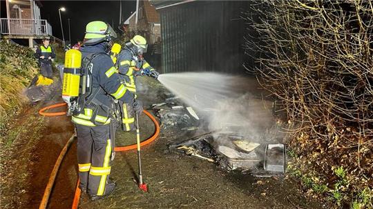 Ein Werkstattgebäude in Dollern brannte am Neujahrsmorgen lichterloh.