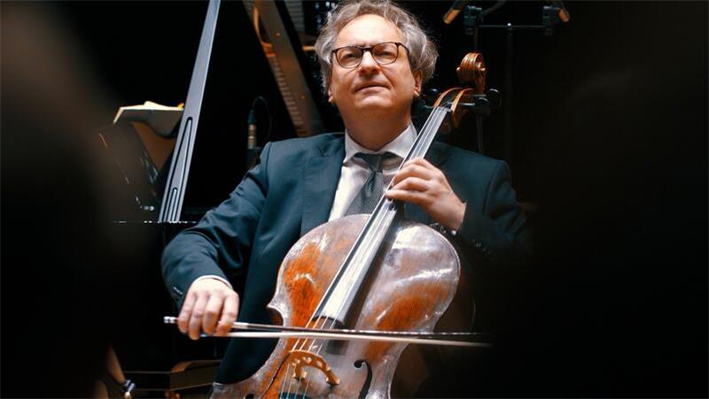 Cellist Alexander Hülshoff bei einem Konzertauftritt