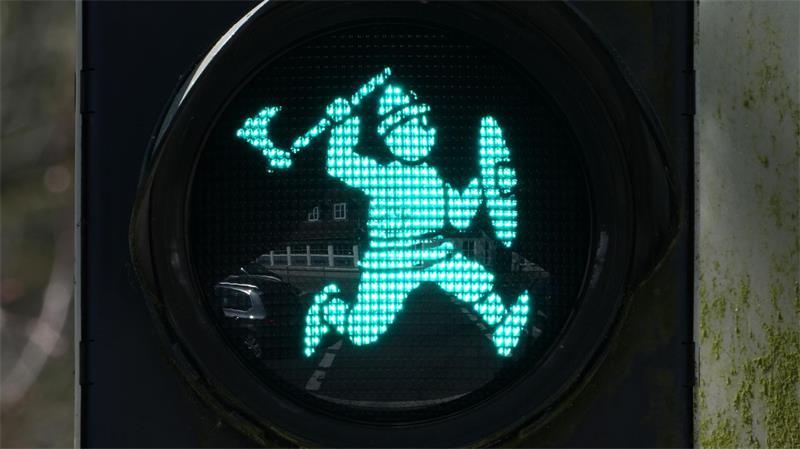 Ost-Ampelmännchen wird 65 – und hat kuriose Geschwister Ein Wikinger regelt den Verkehr für die Besucher des Wikingermuseums Haithabu. (Archivbild)