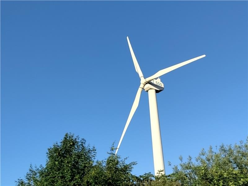 Ein Windrad im Windpark Agathenburg direkt neben der A 26. Foto: Lohmann