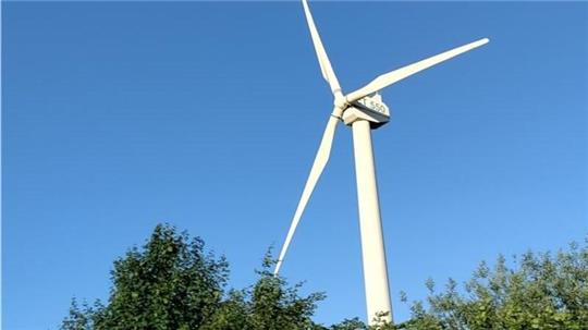 Ein Windrad im Windpark Agathenburg direkt neben der A 26.