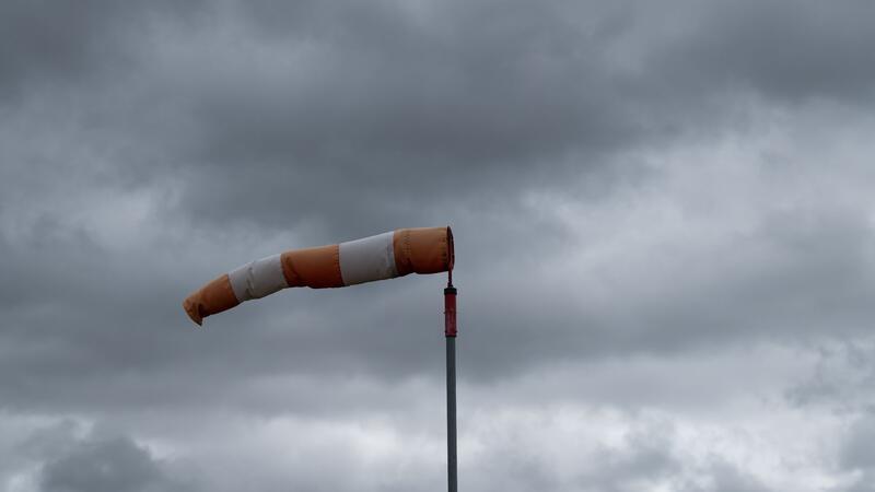 Landesforsten im Norden warnen vor Betreten der Wälder Ein Windsack weht bei stürmischem Wetter im Wind.