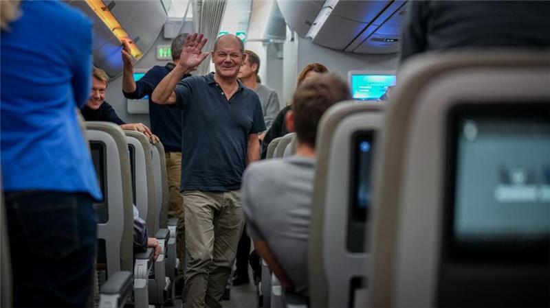 Scholz oder Pistorius: Es kann nur einen geben Ein Winken vom Kanzler auf dem Rückflug aus Brasilien.