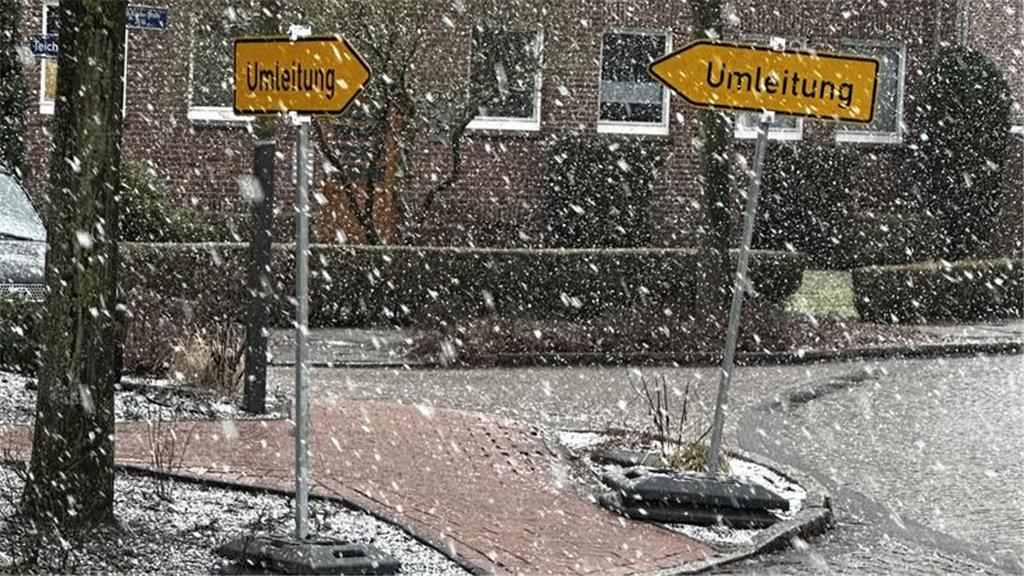Ein Winterbild zum Schmunzeln von Jörg Struwe. Zu sehen ist die Teichstraße in S...