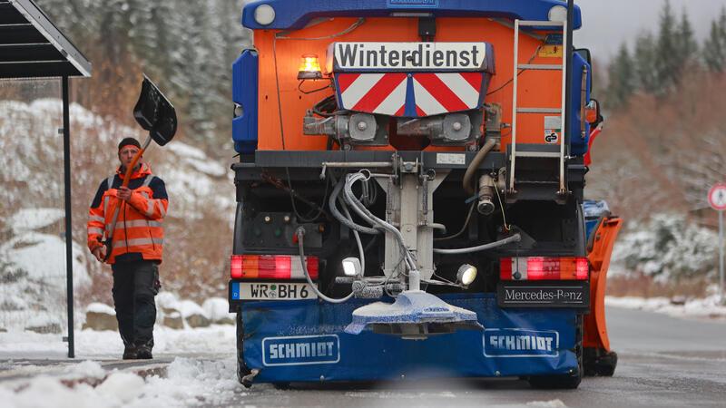 Ein Winterdienstfahrzeug ist im Harzort Schierke unterwegs. In der Nacht zum Samstag hat im Harz wieder Schneefall eingesetzt.