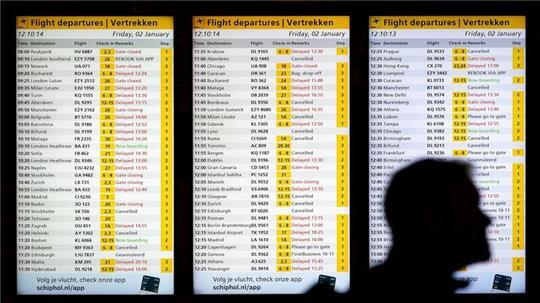 Ein Wintereinbruch sorgt am Amsterdamer Flughafen Schiphol für Flugstreichungen und Verspätungen.
