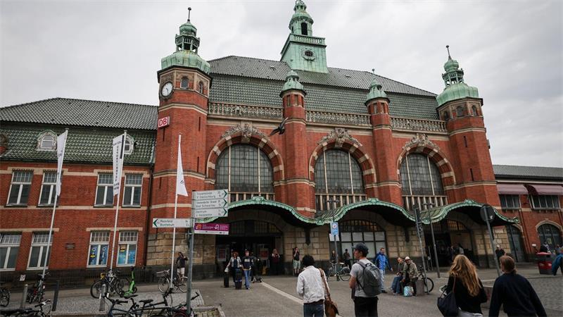Ein Wochenende lang Zugersatzverkehr in Lübeck.