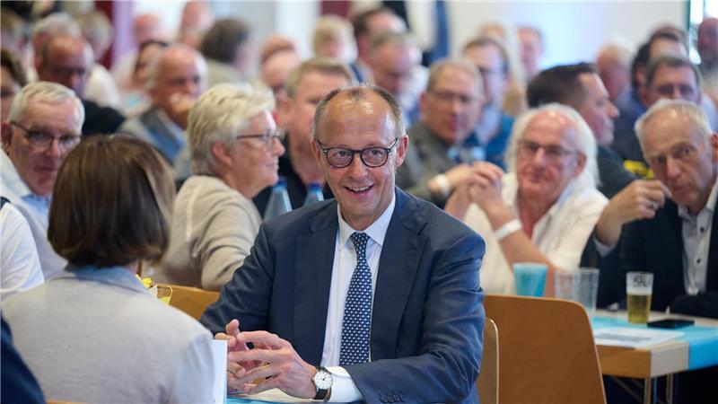 Merz: „Persönlich entschlossen“ zu neuem Aufbruch Ein Wohlfühltermin für Friedrich Merz: Eine CDU-Festveranstaltung in seiner Heimat Arnsberg.